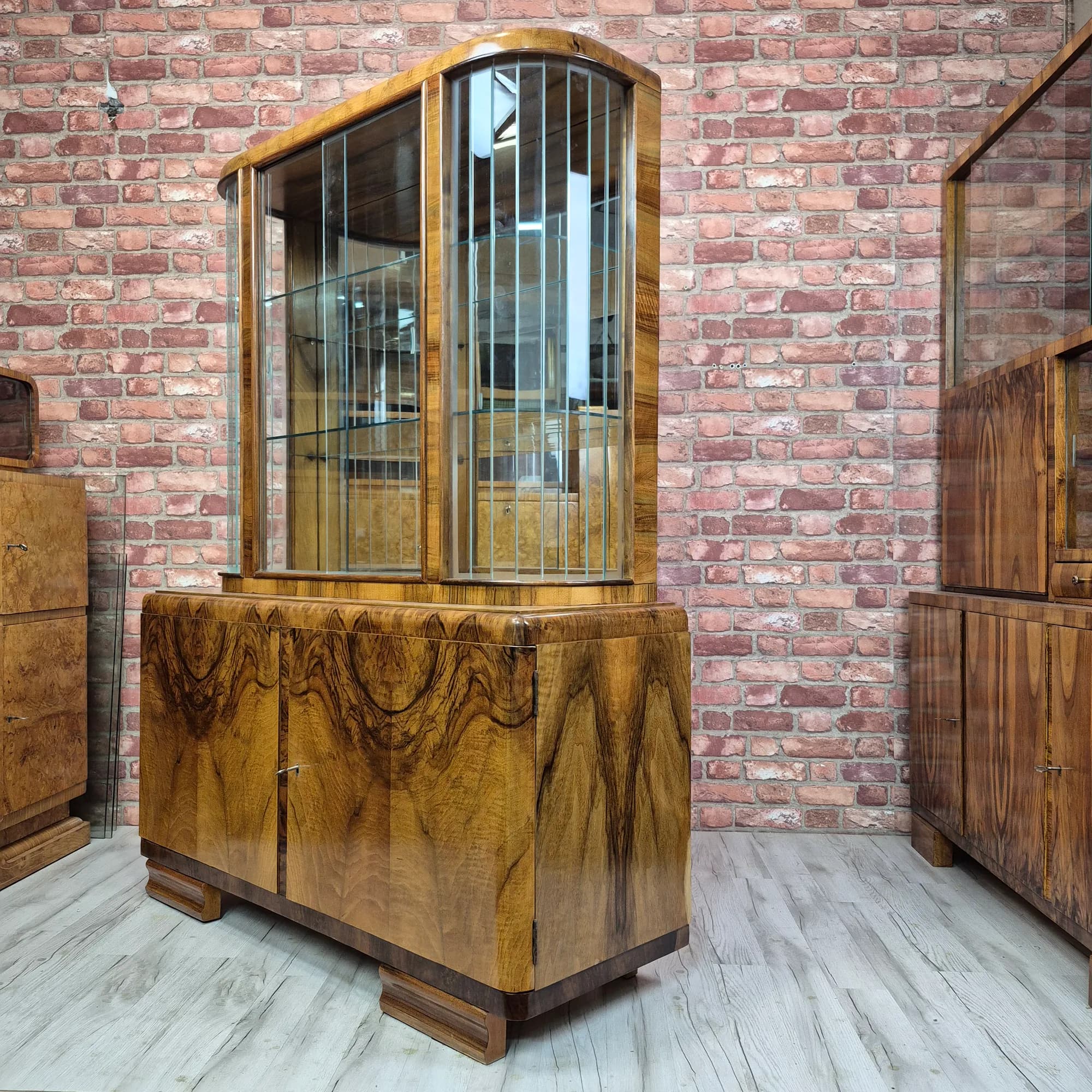 Witryna Art Deco z lat 30. | Fazowane Lamele Szklane i Czeczota Orzechowa