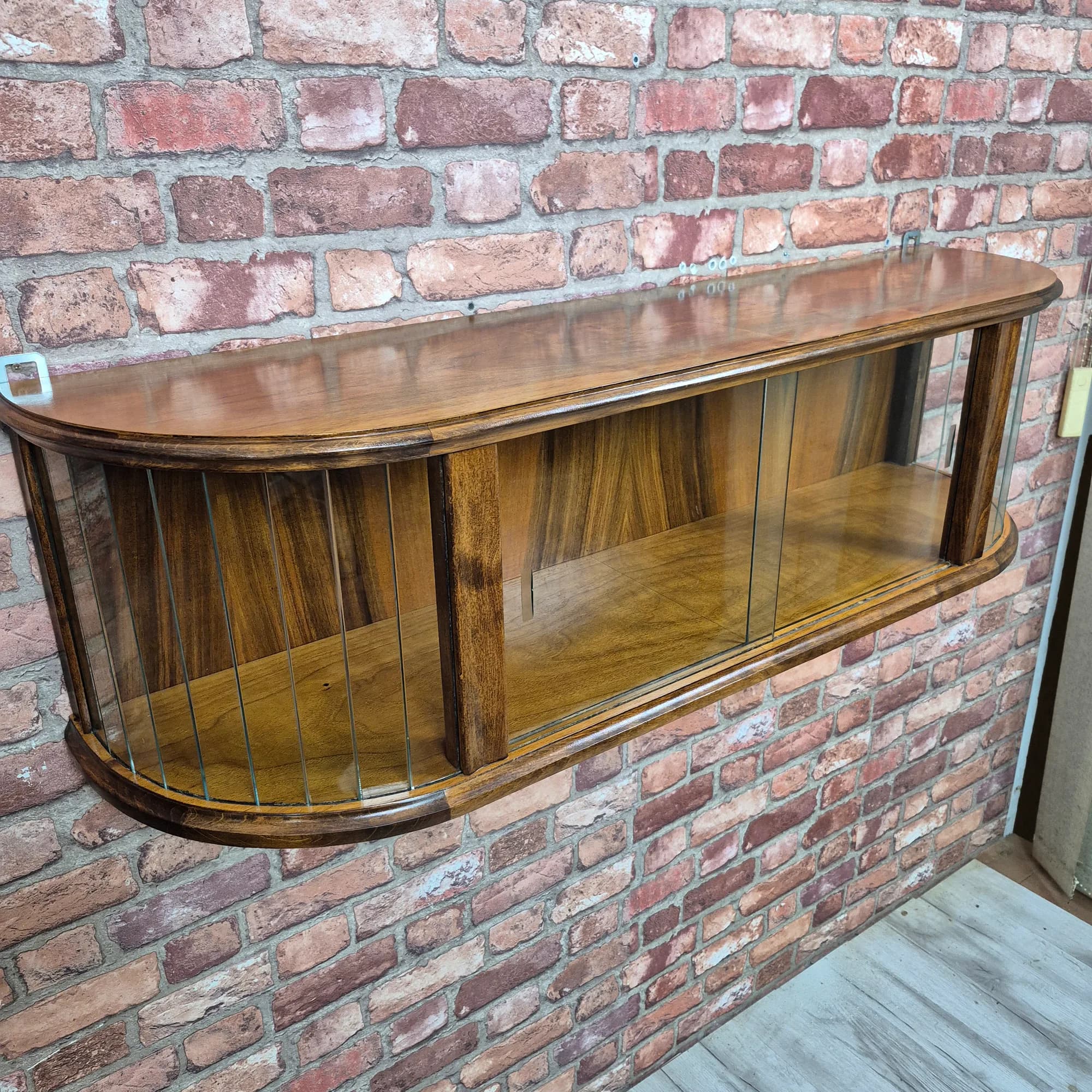 Panoramiczna Witryna Wisząca Art Deco | Szklane Lamele i Orzech (118 cm)