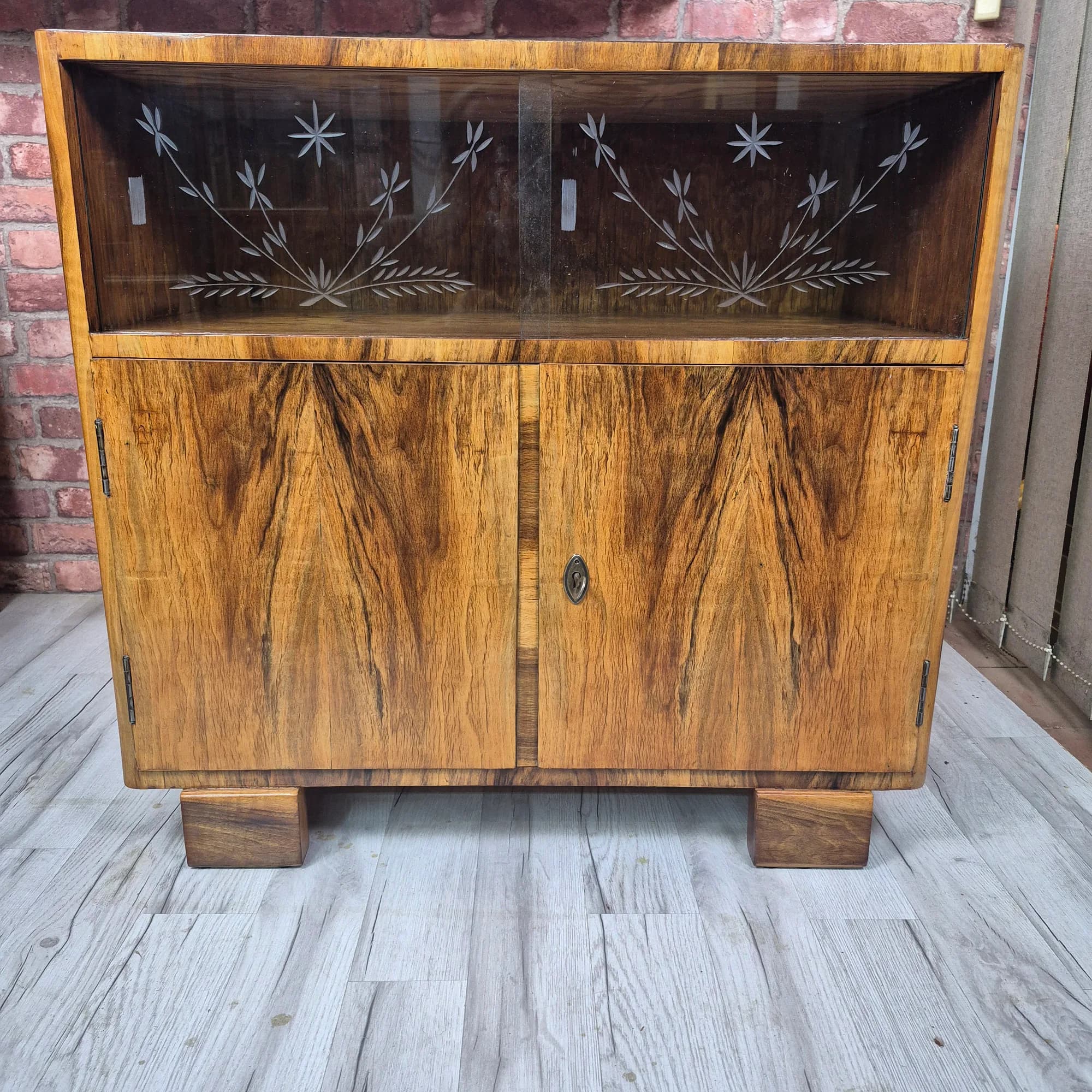 Zgrabna Szafka / Barek Art Deco | Grawerowane Szkło i Orzech (Szer. 76 cm)
