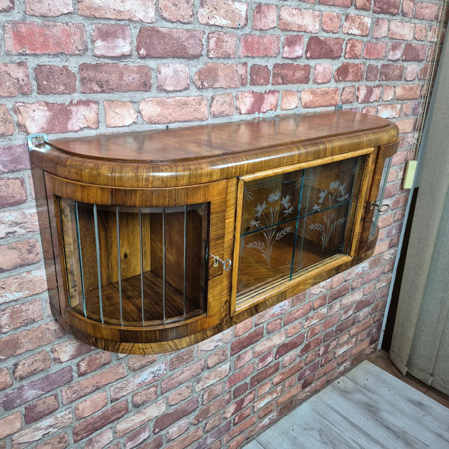 Trzystrefowa Witryna Wisząca Art Deco | Grawerowane Szkło i Lamele (98 cm)
