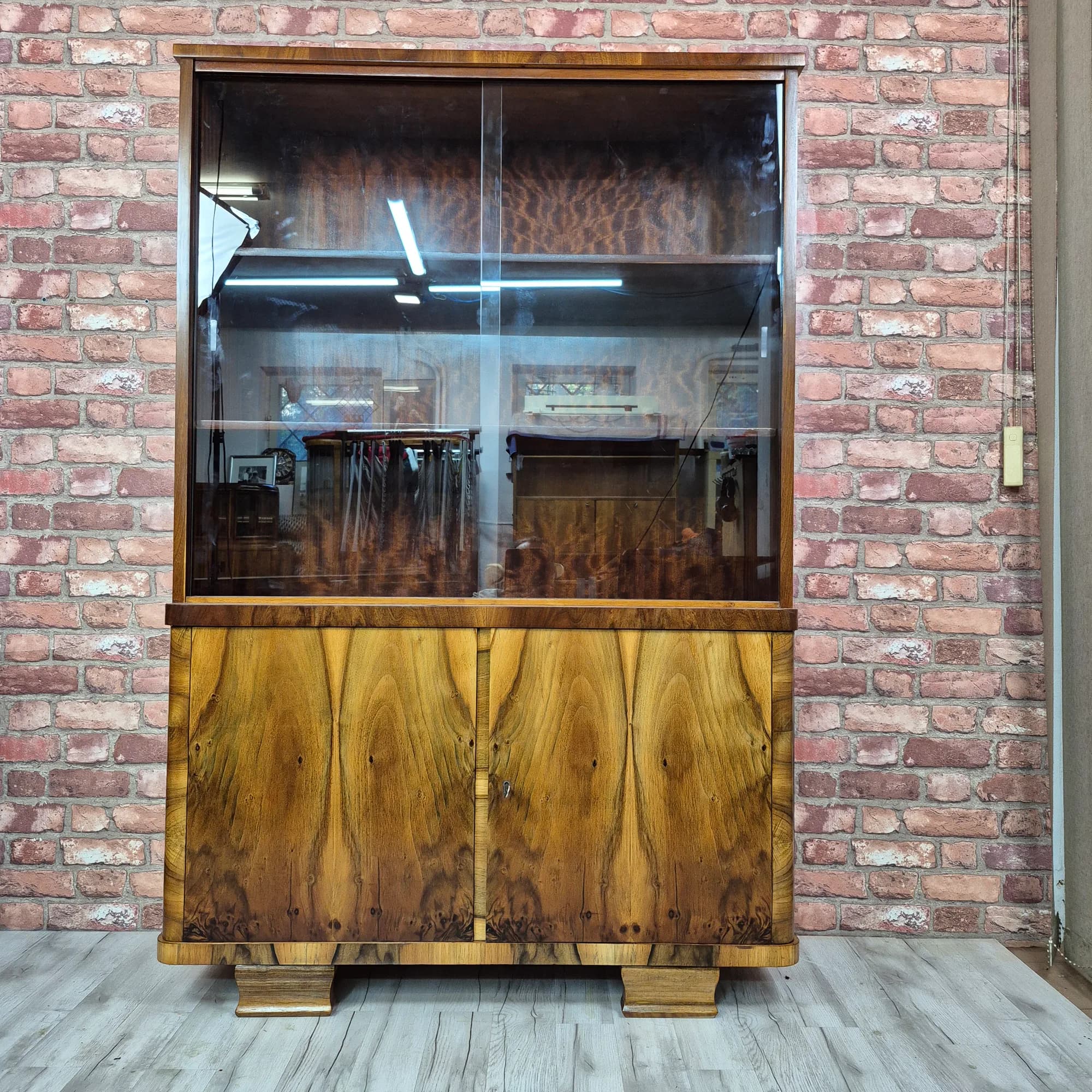 Smukła Biblioteczka Witryna Art Deco z lat 50. | Orzechowy Fornir (Szer. 106 cm)